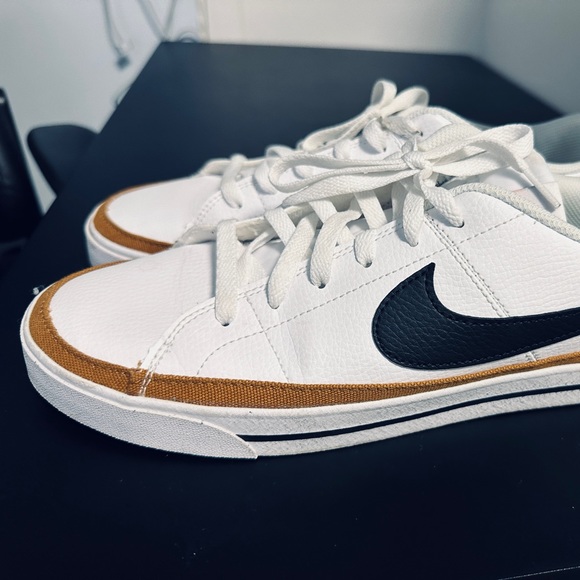 Nike sport shoes, leather upper with full length rubber tread - Picture 2 of 3